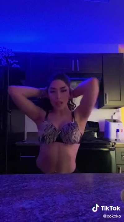 xokxko is definitely a sensual woman