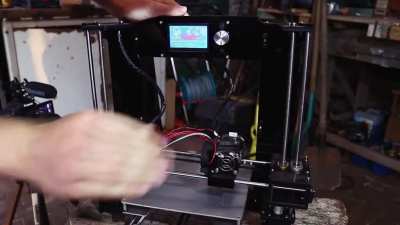 I was wondering if it was possible to destroy a 3D printer by moving the axes by hand. Well, I tested this...