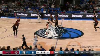 [Highlight] Luka hits Dorian Finney Smith with the no-look alley-oop in transition