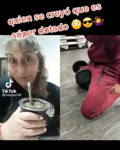 no es un super dotado, lo hace con la mano 😡