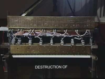 Listen, this piano is trying to imitate the human voice.