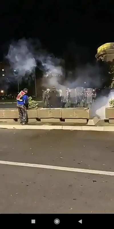Ko tebe suzavcom, ti njega cvetom.
