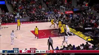 [Highlight] Rudy Gobert behind the back pass to Eric Paschall who drives for the powerful dunk