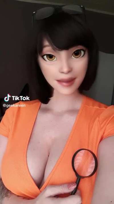 Cartoonish Velma Cosplay