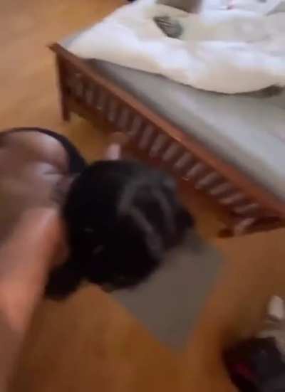 she throwin it