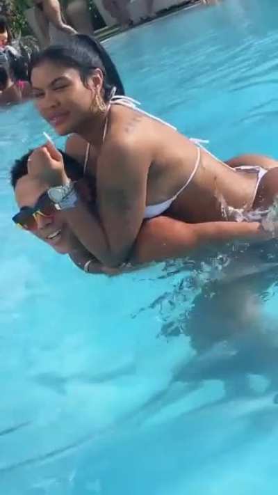 that ass looked crazy when she hopped on his back😍<wbr>🤦🏻‍♂️