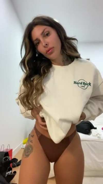 I love large sweatshirt… can hide beautiful things ahah