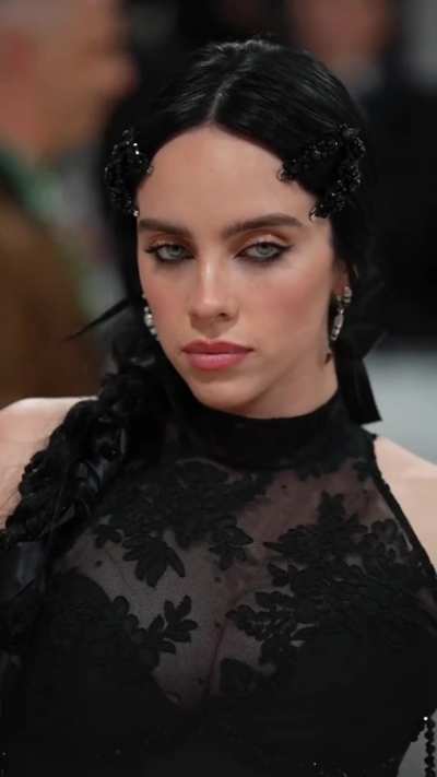 Met gala cleavage