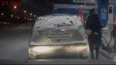 Petrol cap is frozen. I should melt it.