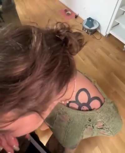 pawg on her knees
