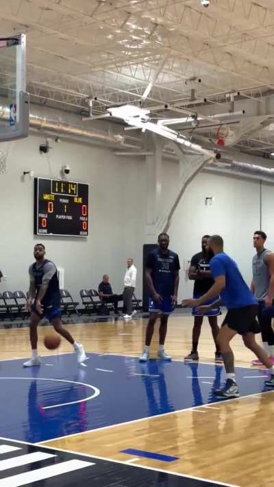 Tyson Chandler was working with D'Angelo Russell, Dwight Powell and Moussa Cissé.