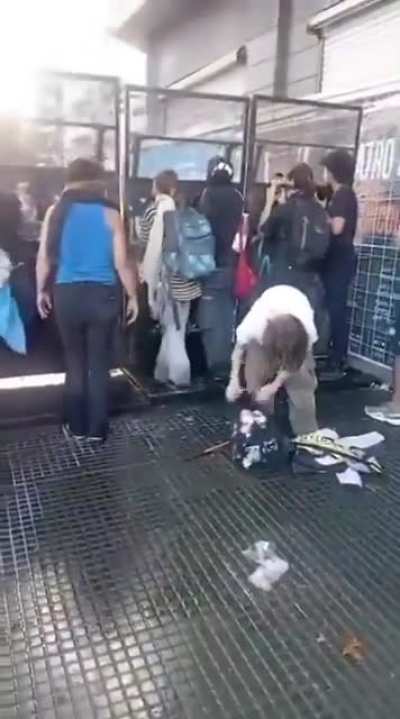 estaban golpeando la valla, puteando a la policia, y la piba se dio cuenta que le robaron el celular y los lentes