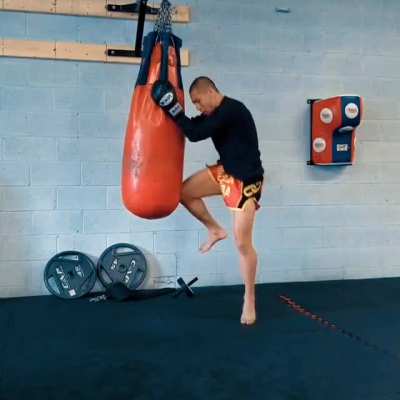 HEAVY BAG DRILL TO SWITCH BETWEEN CLINCHING & STRIKES 💥👇