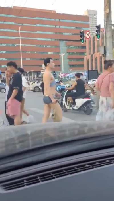 沈阳 太原街 男扮女装辣<wbr>眼睛