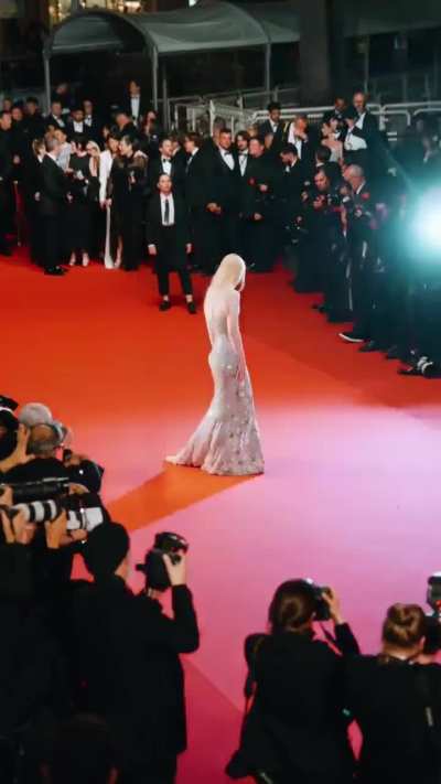 Elle attends the 