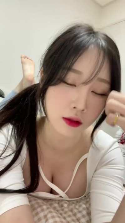 한갱 (@woohankyung) in the pose