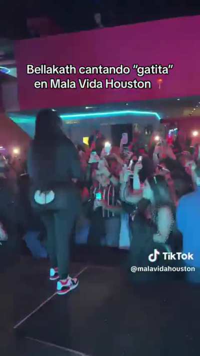 Imagínate pasar tu mano entre esas nalgas 