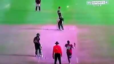 Misbah cursing on Umar Akmal for turning down a double