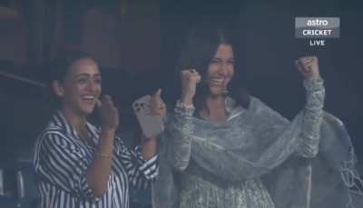 Virat and Anushka celebrating Virat’s bowling wicket
