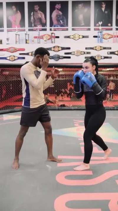 Lydiapwarren teaches us how to throw a left hook.