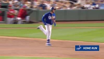 [Highlight] Max Muncy's no-doubter to extend the lead!