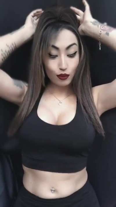 Tits flexing to the rythme 