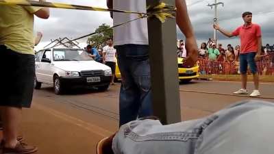 Uno com adesivo da firma e com escada ganhando do Camaro