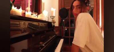 Lets not forget this iconic moment, choli playing the piano without touching it
