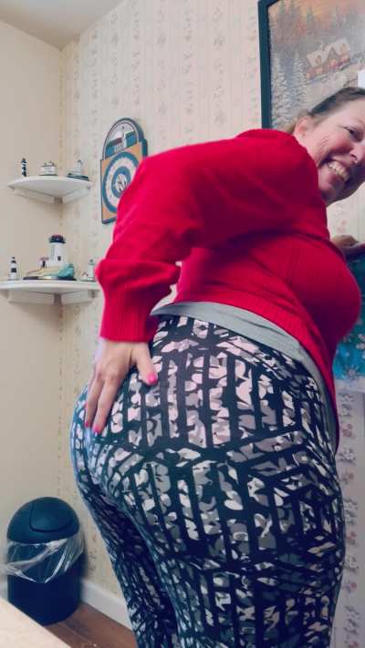 I’m imagining a college boy behind me on his knees sniffing up all Mommy’s farts. 💨 Wish it was you??