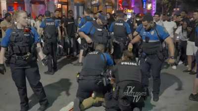 Austin police officers has issues arresting a big guy, end up punching him in the face repeatedly and tasing him