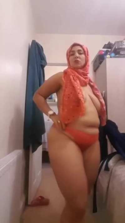 Hijab mom dancing