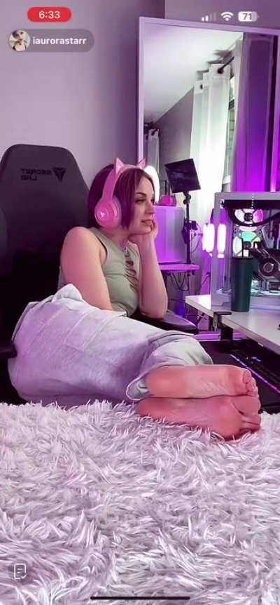 Gamer girl showing soles on Live pt. 2 better angle
