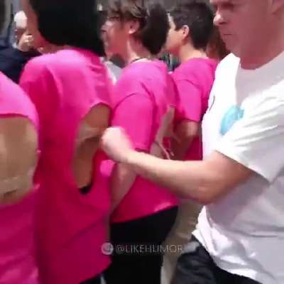 How fast this guy unfastens bras