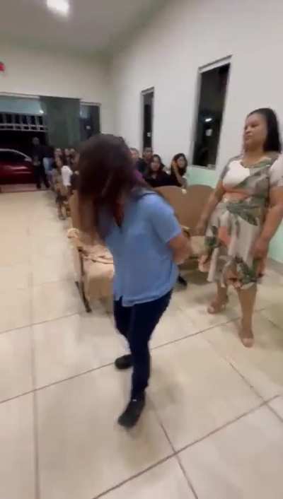 Pastor pede para mulher possuida invocar o demonio que possui Pres Lula.