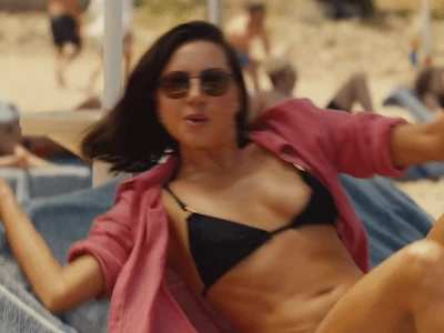 Aubrey Plaza nipple peek