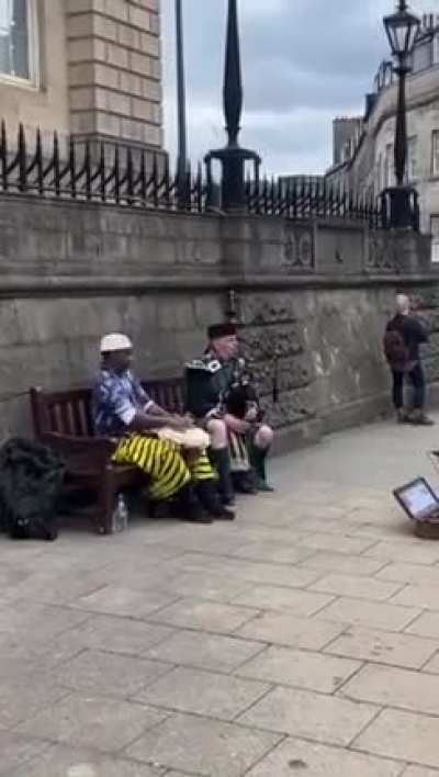 The anthem of Ukraine sounds in Edinburgh, Capital of Scotland. l📹 aurelianos888 on Instagram  