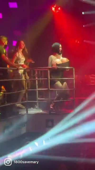 A whole crowd gooning to her 
