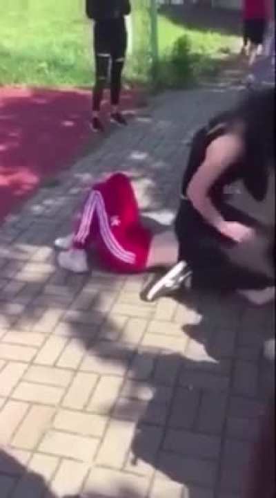 Polish girl humiliates opponent during fight and celebrates while sitting on her face