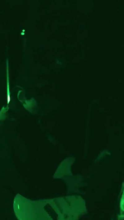 bro who let the guitarist into a gabber set??