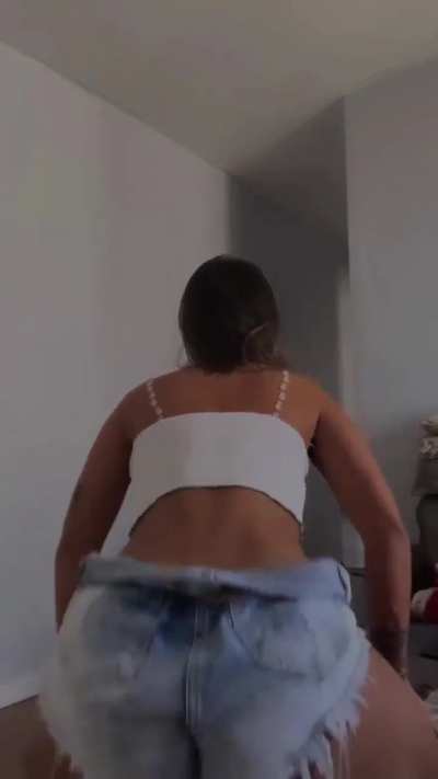 Rebolando de shortinho