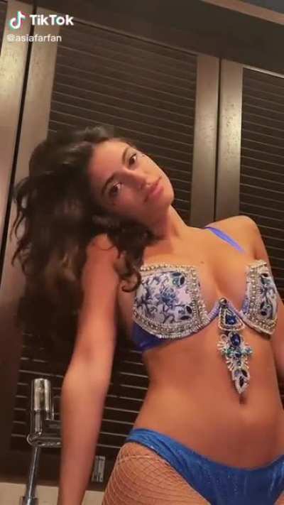 Looking sexy & cute