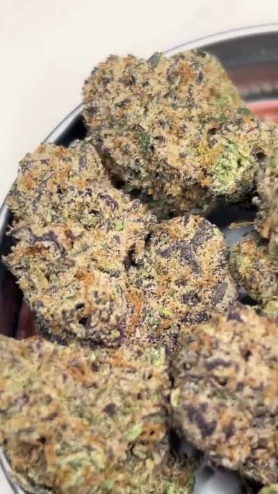pink runtz…loud as can be…doesn’t look too crazy but this is some of the gassiest candy i’ve had to date