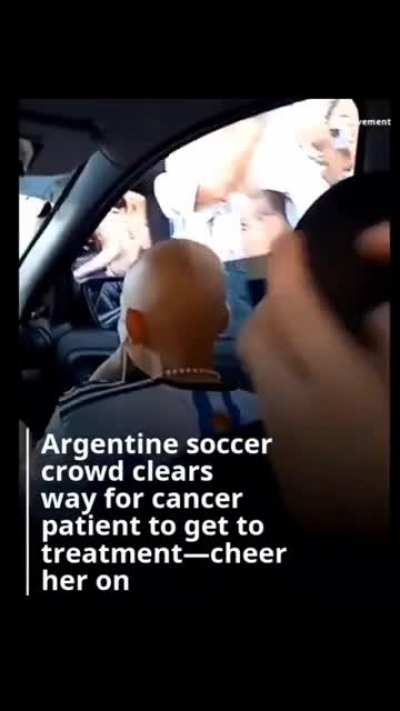 Argentine football crowd clears the way for young cancer patient to get to treatment and cheer her on as she goes ❤️