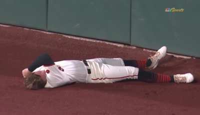 [Highlight] Bryce Johnson makes a catch while slamming into the wall to end the inning and hold the lead