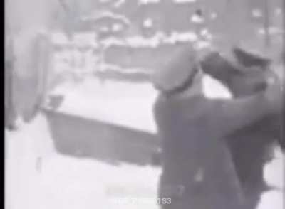 No molestar, nazis jugando en la nieve