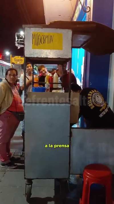 Volvió a trabajar el joven salteño que vendía sándwiches de milanesa a mil pesos y fue criticado por dos influencers de comida; se le llenó el puesto.