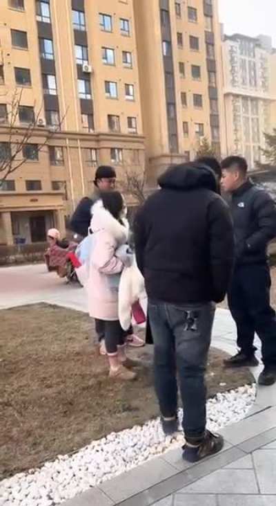 丹东东港，<wbr>老公找的真<wbr>爱，原配怒<wbr>怼小三，小<wbr>三还带着家<wbr>属来