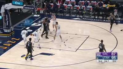 [Highlight] De'Aaron Fox unleashes a massive dunk near Rudy Gobert and lets out a primal yell!