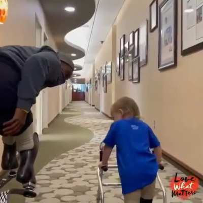 The older guy went through a lot when he lost his legs and it's so incredible that he's there for the little guy to help him. Humanity...