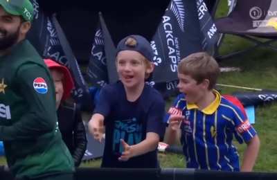 Shadab Khan tricks Dunedin kids!